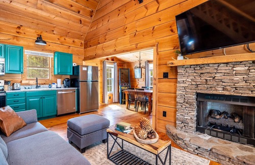 Townsend Cabina | Summer Oasis! King Bed! Dog Friendly! Peaceful!