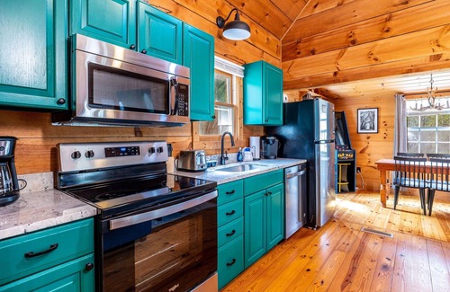 Townsend Cabina | Summer Oasis! King Bed! Dog Friendly! Peaceful!