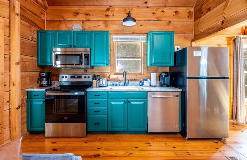 Townsend Cabina | Summer Oasis! King Bed! Dog Friendly! Peaceful!