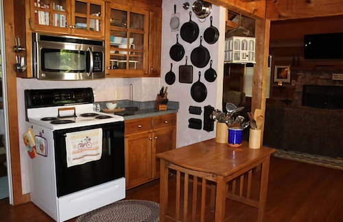 Fairview Cabina | Nature Lovers Paradise- Rustic Cabin on 2 acres with a creek!
