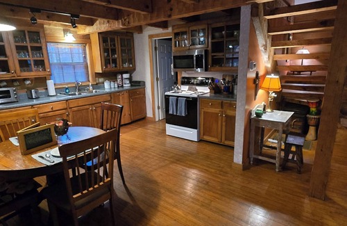 Fairview Cabina | Nature Lovers Paradise- Rustic Cabin on 2 acres with a creek!