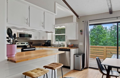 Royal Pines Casa | Nature Nook w/ Mtn Views!-Near AVL