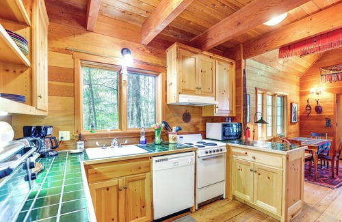 McKenzie Bridge Cabina | Nature-Packed McKenzie River Retreat w/Trails!