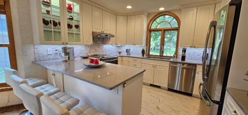 Chanhassen Casa | Nature's Blissful Haven - King Bed & Heated Garage