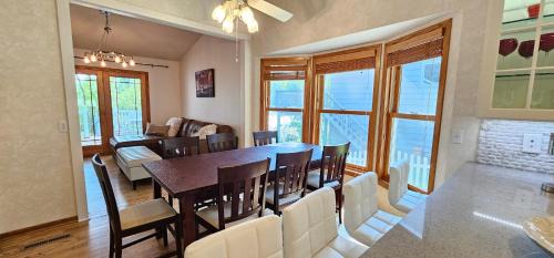 Chanhassen Casa | Nature's Blissful Haven - King Bed & Heated Garage