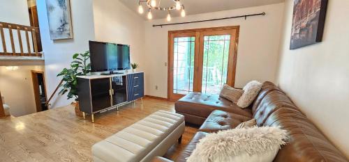 Chanhassen Casa | Nature's Blissful Haven - King Bed & Heated Garage