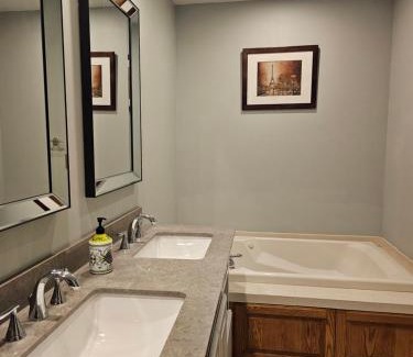 Chanhassen Casa | Nature's Blissful Haven - King Bed & Heated Garage