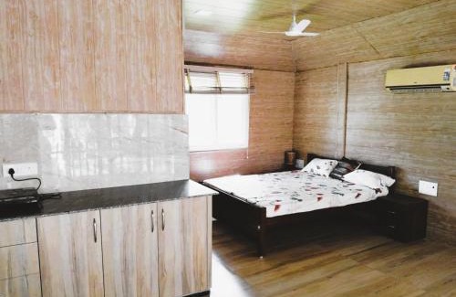 Bhopal Apartamento | Nature's Charm - Unique Treehouse by a Scenic Lake