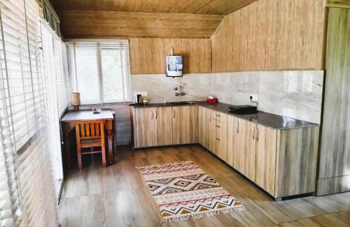 Bhopal Apartamento | Nature's Charm - Unique Treehouse by a Scenic Lake