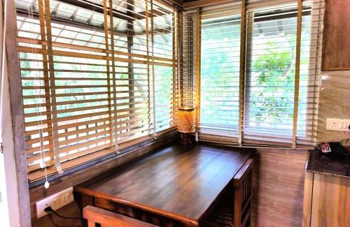 Bhopal Apartamento | Nature's Charm - Unique Treehouse by a Scenic Lake