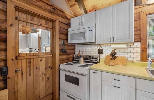 Golden Cabina | Nature's Nook - Fire Pit & Near Fishing & Golf
