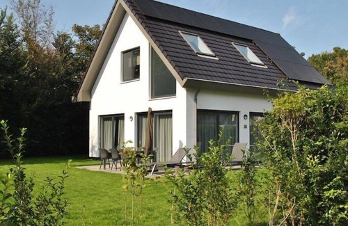De Koog Villa | Nature villa park De BleekersvalleiYour own island on an island. You get this feeling, s