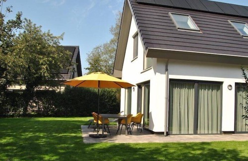 De Koog Villa | Nature villa park De BleekersvalleiYour own island on an island. You get this feeling, s