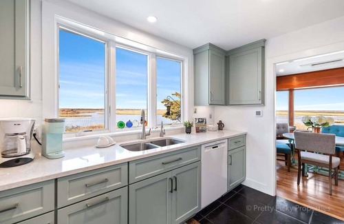 Orleans Cabaña | Nauset Harbor Cottage: 112-O Charming Coastal Retreat with Breathtaking Views – East Orleans