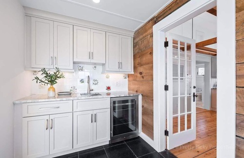 Orleans Cabaña | Nauset Harbor Cottage: 112-O Charming Coastal Retreat with Breathtaking Views – East Orleans