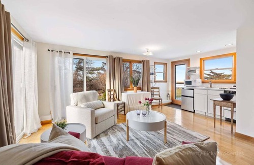 Orleans Cabaña | Nauset Harbor Cottage: 112-O Charming Coastal Retreat with Breathtaking Views – East Orleans