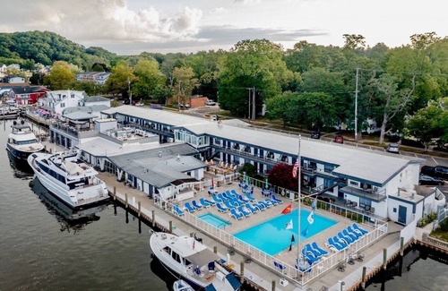 Saugatuck Condominio | ANULACIÓN NÁUTICA EN EL CORAZÓN DE SAUGATUCK EN EL CENTRO CON PISCINA ESTACIONAL Y ACCESO A LA TINA CALIENTE