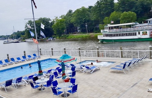 Saugatuck Condominio | ANULACIÓN NÁUTICA EN EL CORAZÓN DE SAUGATUCK EN EL CENTRO CON PISCINA ESTACIONAL Y ACCESO A LA TINA CALIENTE