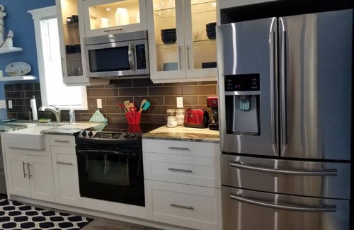 Lake Geneva Apartamento | Nautical Cottage on Geneva St. is truly located downtown Lake Geneva, WI