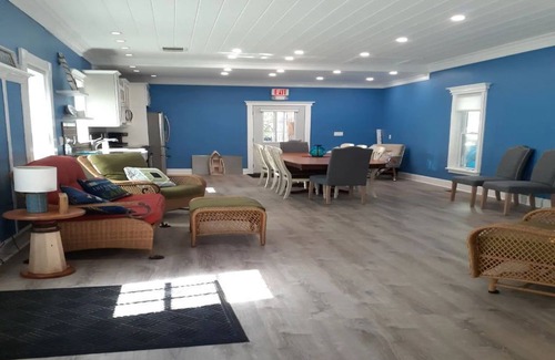 Lake Geneva Apartamento | Nautical Cottage on Geneva St. is truly located downtown Lake Geneva, WI