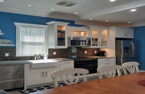 Lake Geneva Apartamento | Nautical Cottage on Geneva St. is truly located downtown Lake Geneva, WI