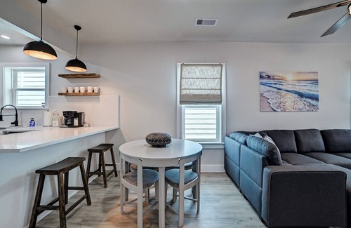 San Jacinto Casa | Nautical Nest - 1 block to the Beach, Newly Renovated