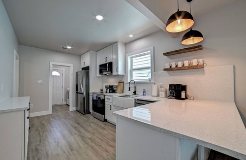 San Jacinto Casa | Nautical Nest - 1 block to the Beach, Newly Renovated