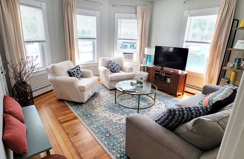 Bristol Apartamento | Nautical Nook | Serene 3BR Apt Downtown by Harbor