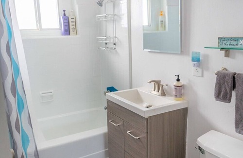 Beach Barber Tract Apartamento | Nautical Ocean View Unit Above WindanSea
