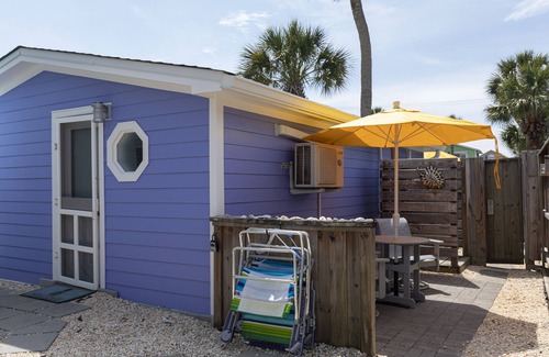 Folly Beach Apartamento | Nautical-themed Studio less than a block to sea, sun and fun!