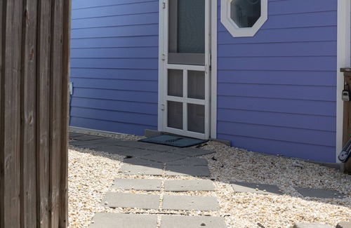 Folly Beach Apartamento | Nautical-themed Studio less than a block to sea, sun and fun!