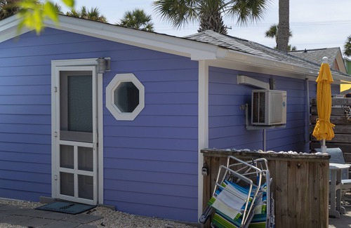 Folly Beach Apartamento | Nautical-themed Studio less than a block to sea, sun and fun!