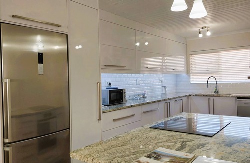 Swakopmund Apartamento | Nautilus - a yacht-inspired 2-bedroom holiday apartment. Simple and elegant.