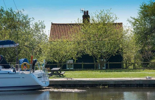 Beckingham Casa | Navigation Cottage on the Historic Sea Lock overlooking the Nature Reserve