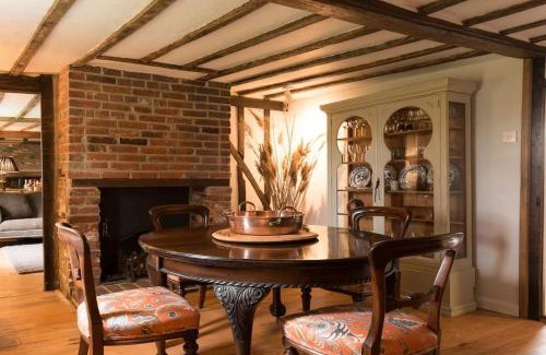 Beckingham Casa | Navigation Cottage on the Historic Sea Lock overlooking the Nature Reserve