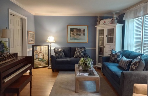 High Point Casa | NC Lake Retreat near HPU & downtown High Point - sleeps 13