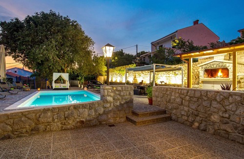 Novi Vinodolski Villa | Nueva villa para 6 personas con piscina privada y vistas al mar