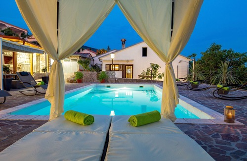 Novi Vinodolski Villa | Nueva villa para 6 personas con piscina privada y vistas al mar