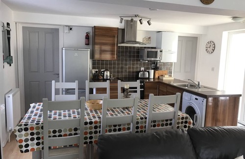 West Looe Apartamento | Neap Tide Looe. Amplio apartamento de 3 dormitorios y 2 baños, a poca distancia de la ciudad y la playa