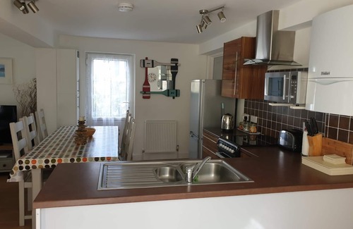 West Looe Apartamento | Neap Tide Looe. Amplio apartamento de 3 dormitorios y 2 baños, a poca distancia de la ciudad y la playa