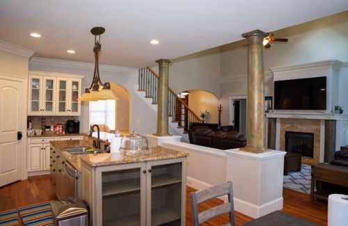 Greensboro Casa | Near airport, food & shoppings. Spacious 5-bedroom house.