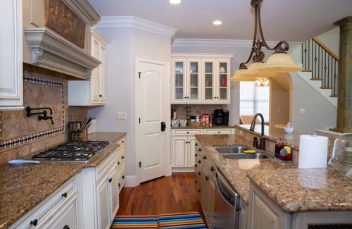 Greensboro Casa | Near airport, food & shoppings. Spacious 5-bedroom house.
