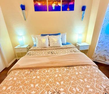 West Arlington Casa | Near AT&T Stadium, UTA, Globe Life, Six Flags, DFW Airport, American Airlines Center with Games and Crib