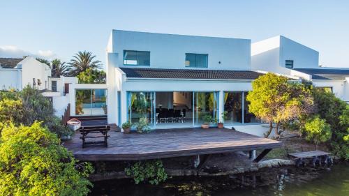 Marina da Gama Apartamento | Near Beach Pool Mountain Views On Canal