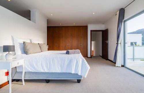 Marina da Gama Apartamento | Near Beach Pool Mountain Views On Canal
