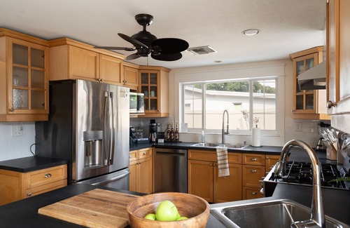 Kenneth City Casa | Near Beaches! Heated Pool, Hot tub at the Poolside Palm Hideaway!