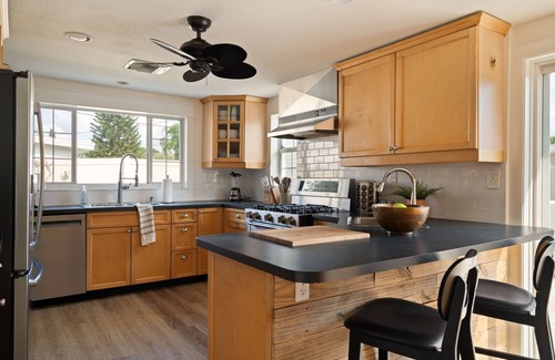 Kenneth City Casa | Near Beaches! Heated Pool, Hot tub at the Poolside Palm Hideaway!
