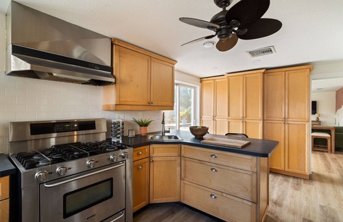 Kenneth City Casa | Near Beaches! Heated Pool, Hot tub at the Poolside Palm Hideaway!