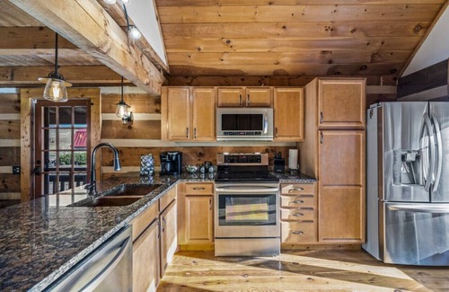 Walland Cabina | Near Blackberry Farms| Fire Pit | Hot Tub | Pets