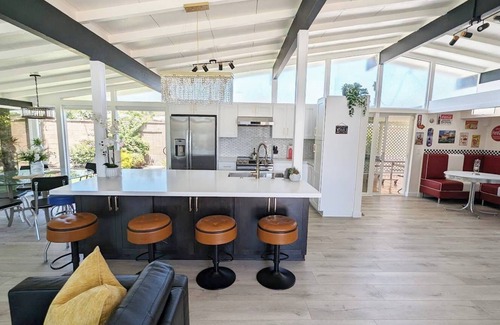Southwest Anaheim Casa | Near Disneyland and Knott's Berry Farm Pool house with Arcade, and putting green
